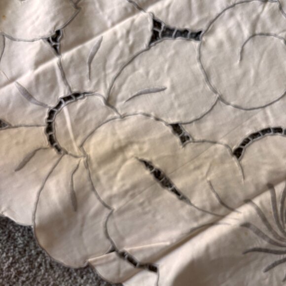 Vintage Embroidered Cut-out Round Tablecloth and 8 Napkins Cream and Gray - Picture 5 of 8